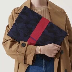 Rothys Portfolio Midnight Camo 14” Laptop Bag Holder Clutch Purse Navy Blue Red.